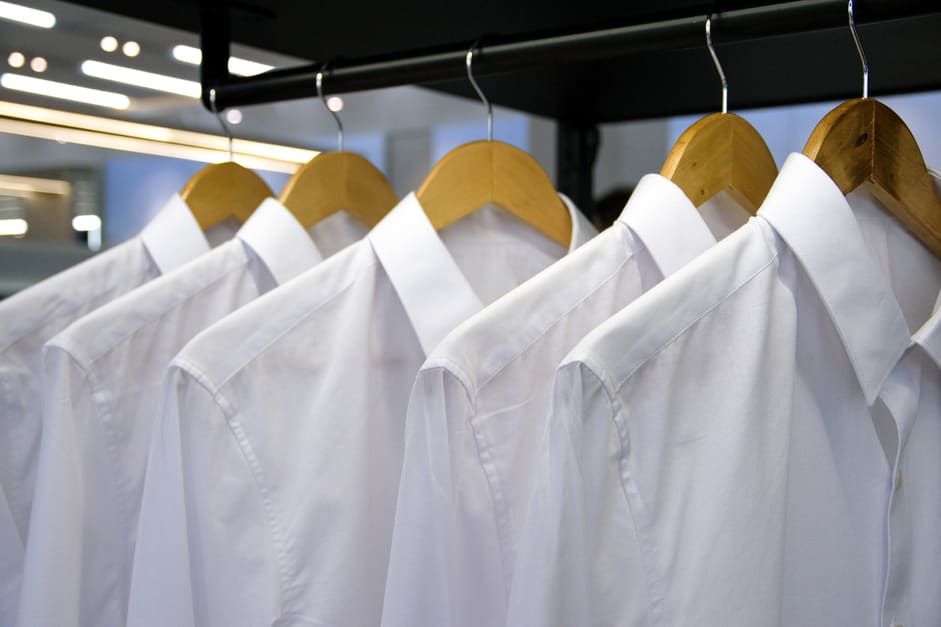 Camisas blancas colgadas - Lavandería (Lavandería automática Full Time) 16